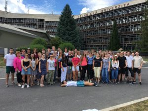 Účastníci 42. Letnej školy chemikov pred budovou Technickej univerzity vo Zvolene