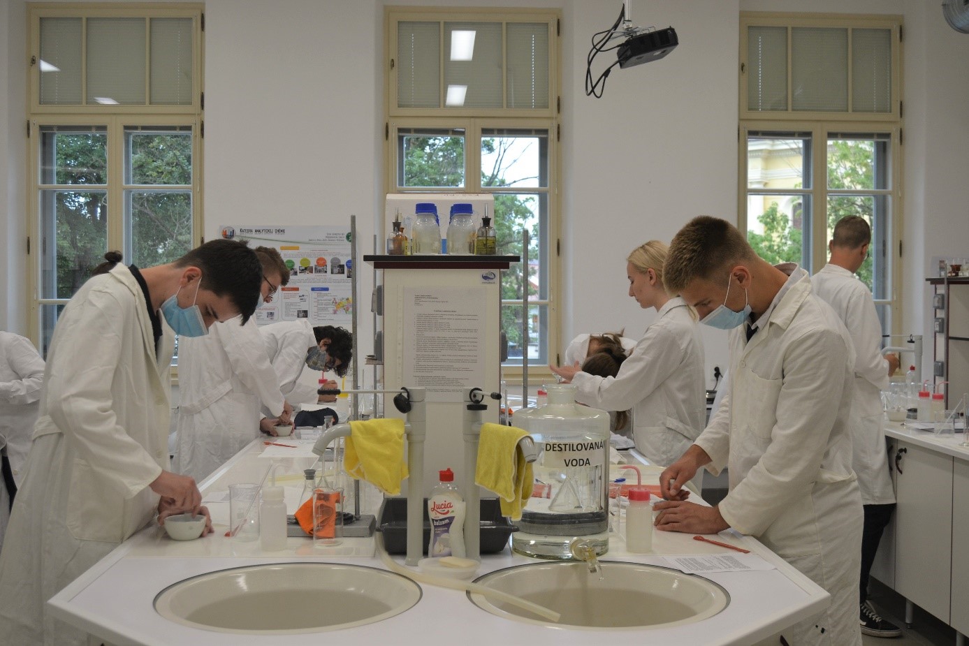Účastníci LŠCh pri laboratórnych cvičeniach z anorganickej chémie