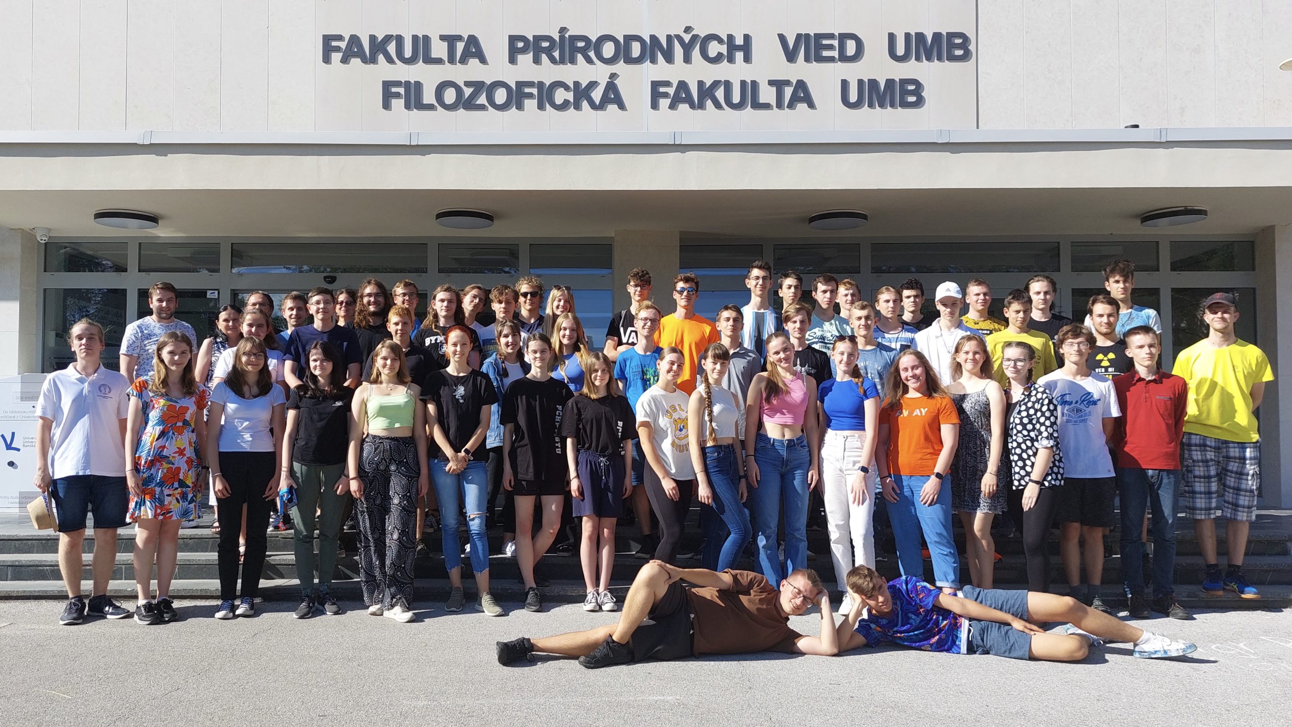 Spoločná foto účastníkov 46. LŠCh pred Fakultou prírodných vied UMB v Banskej Bystrici.
