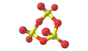 Hlavným motívom úloh zo všeobecnej a anorganickej chémie tohto ročníka chemickej olympiády v kategórii B sú prvky 16. skupiny, najmä síra a kyslík. Na obrázku trimér oxidu sírového.