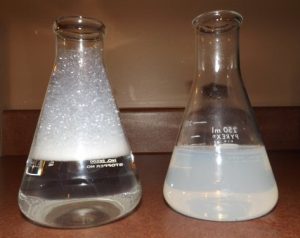 Hlavným motívom úloh v kategórii D sú prvky horčík a vápnik. Na obrázku je vľavo mydlo v destilovanej vode vpravo v tvrdej vode.