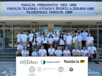 Účastníci pred budovou Fakulty prírodných vied UMB.